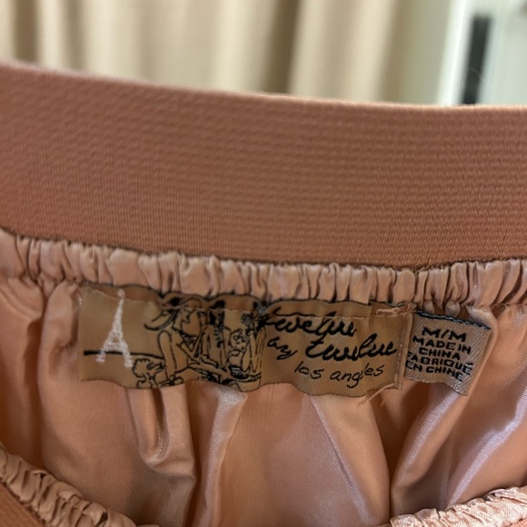 Mini skirt, fits M-L, excellent condition. - Picture 2 of 4